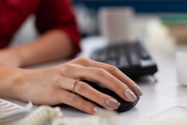 IMAGEN-MANO-MUJER-ESCRITORIO-ATENCION-BARILOCHE